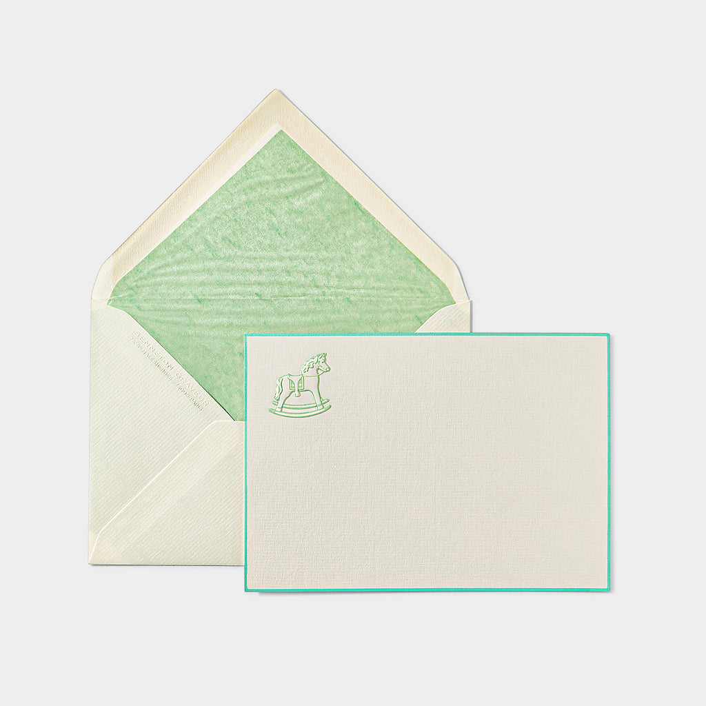 Carte et enveloppe assortie motif cheval a bascule vert clair