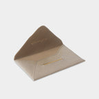 Enveloppe porte-cartes en cuir de chèvre beige Benneton Graveur ouvert