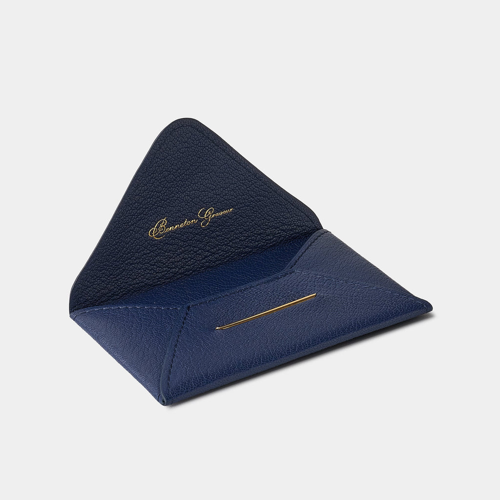 Enveloppe porte-cartes en cuir de chèvre bleu marine Benneton Graveur ouvert