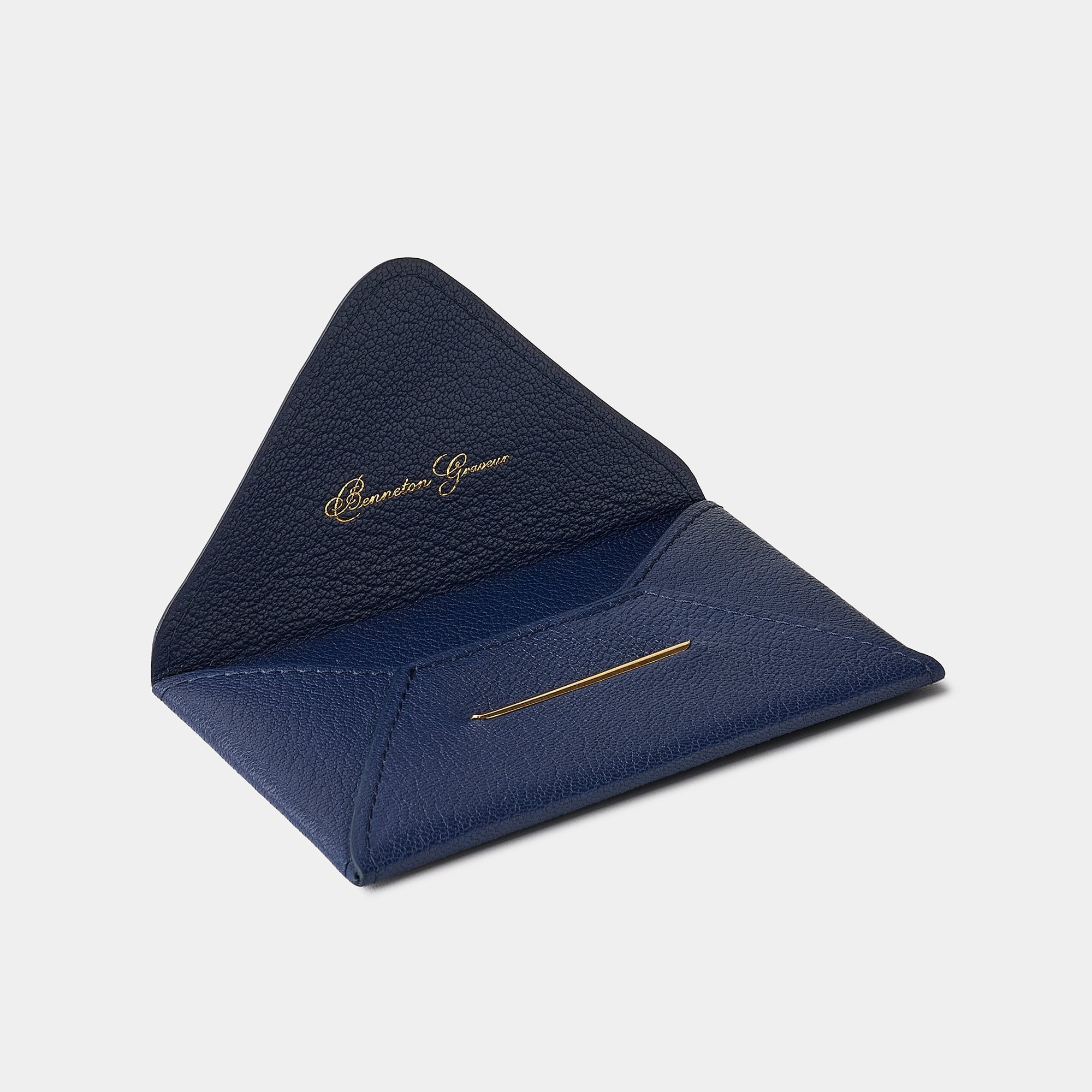 Enveloppe porte-cartes en cuir de chèvre bleu marine Benneton Graveur ouvert