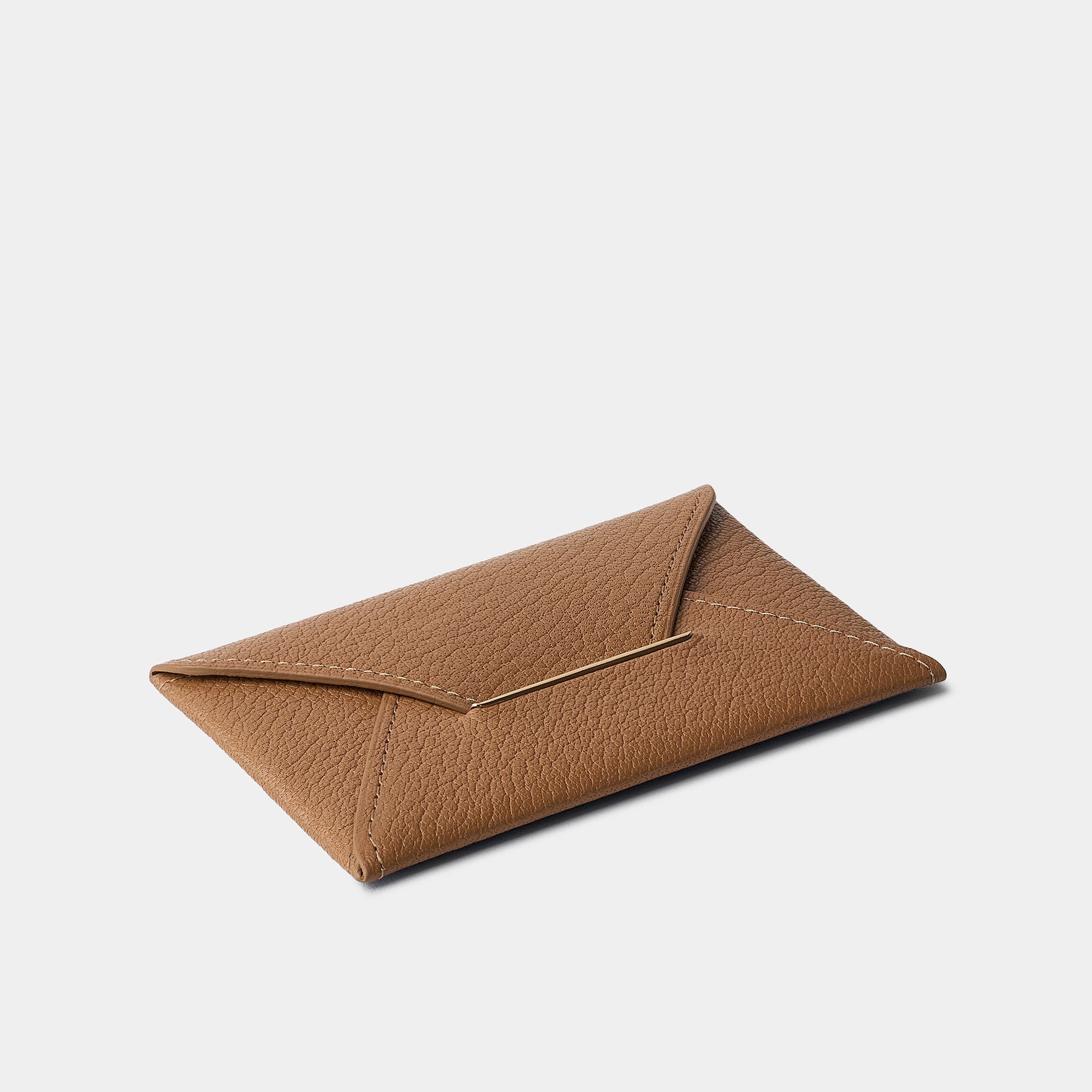 Enveloppe porte-cartes en cuir de chèvre camel Benneton Graveur fermé