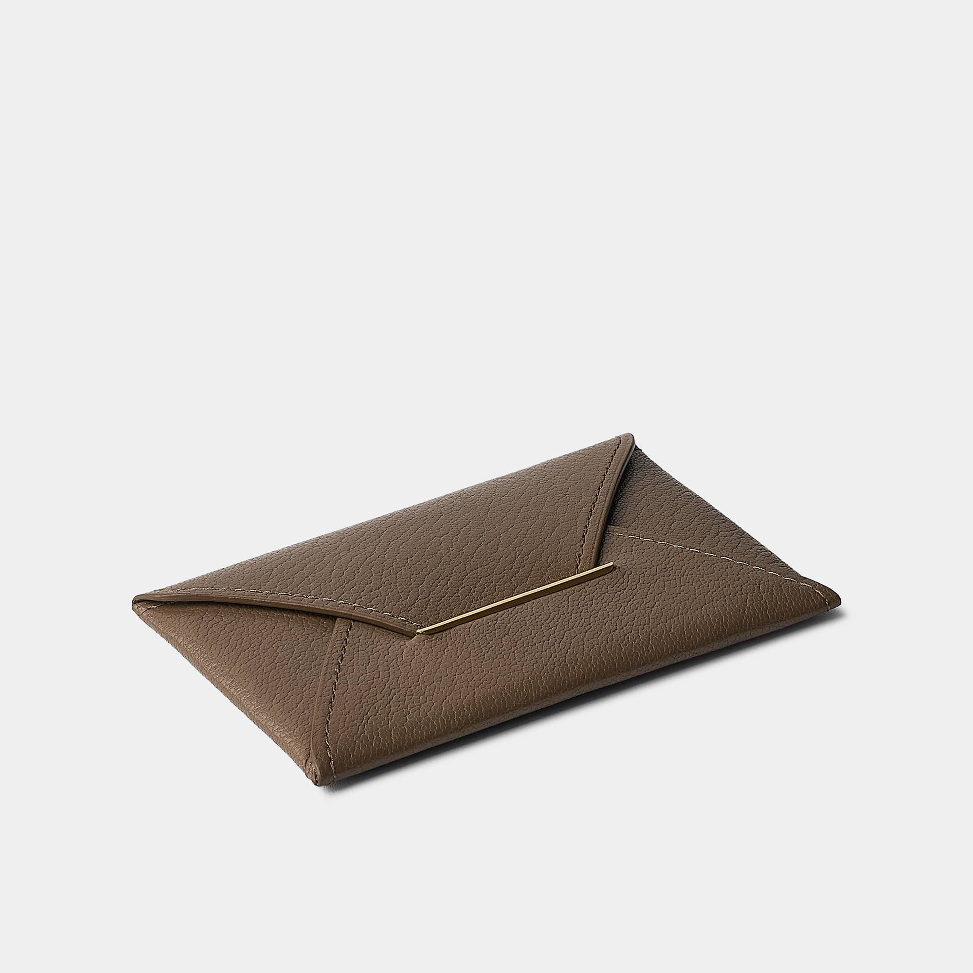 Enveloppe porte-cartes en cuir de chèvre taupe Benneton Graveur fermé