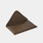 Enveloppe porte-cartes en cuir de chèvre taupe Benneton Graveur ouvert