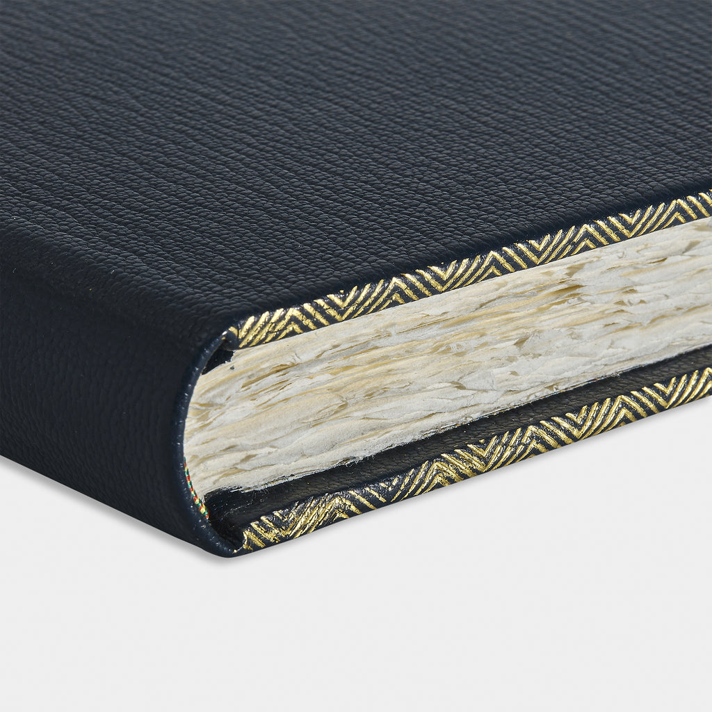 Zoom livre d'or cuir maroquin bleu marine Benneton Graveur fermé