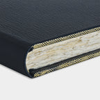 Zoom livre d'or cuir maroquin bleu marine Benneton Graveur fermé