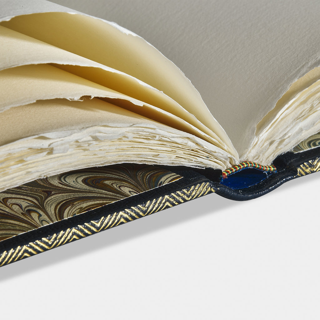 Zoom livre d'or cuir maroquin bleu marine Benneton Graveur ouvert
