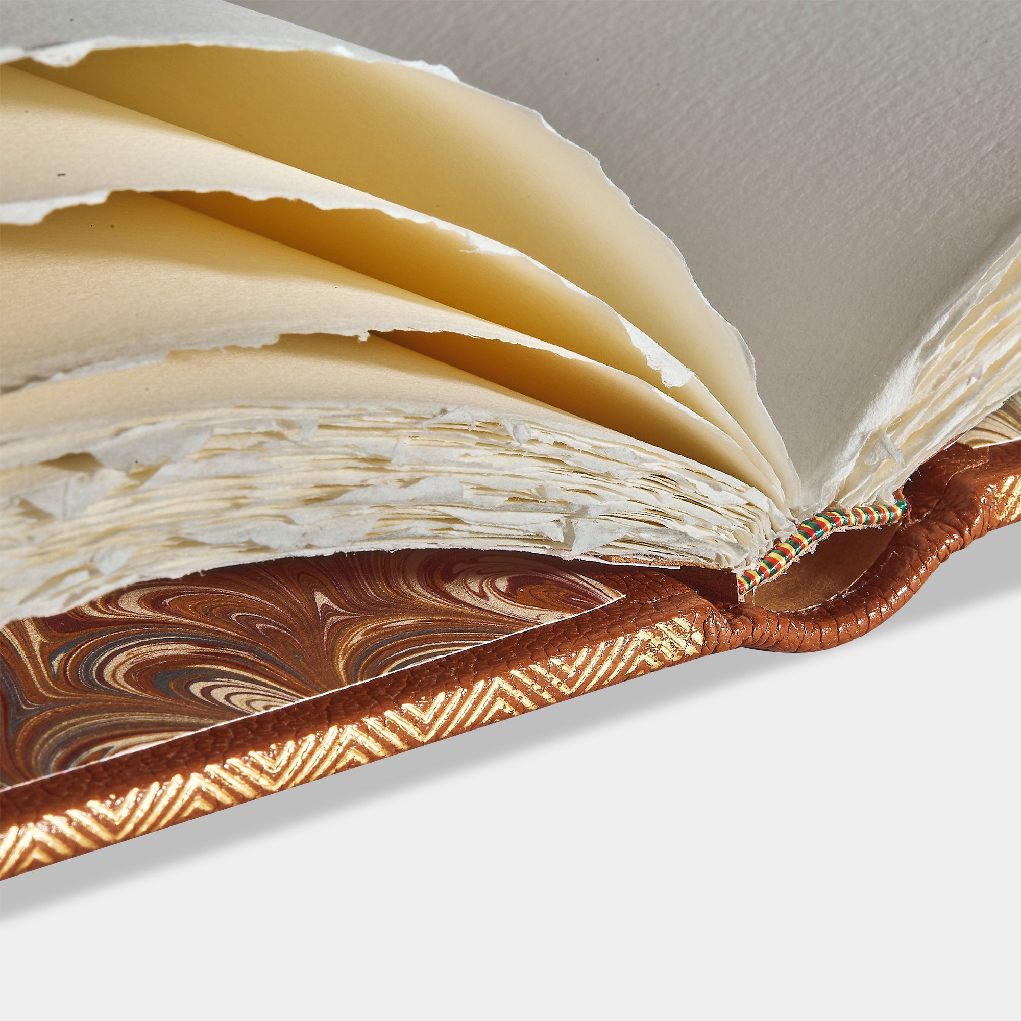 Zoom livre d'or cuir maroquin camel Benneton Graveur ouvert