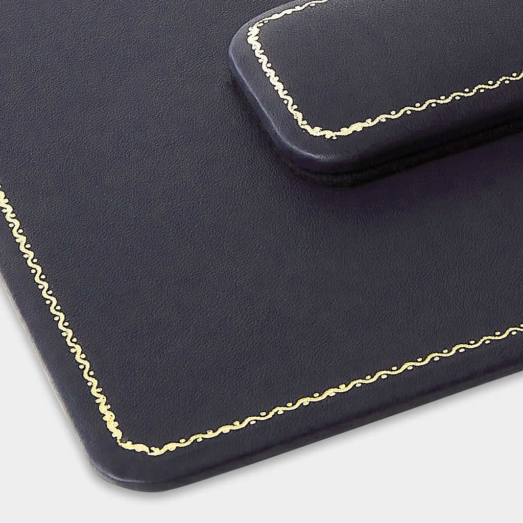 Zoom plan de table en cuir rectangulaire bleu marine Benneton Graveur