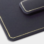 Zoom plan de table en cuir rectangulaire bleu marine Benneton Graveur