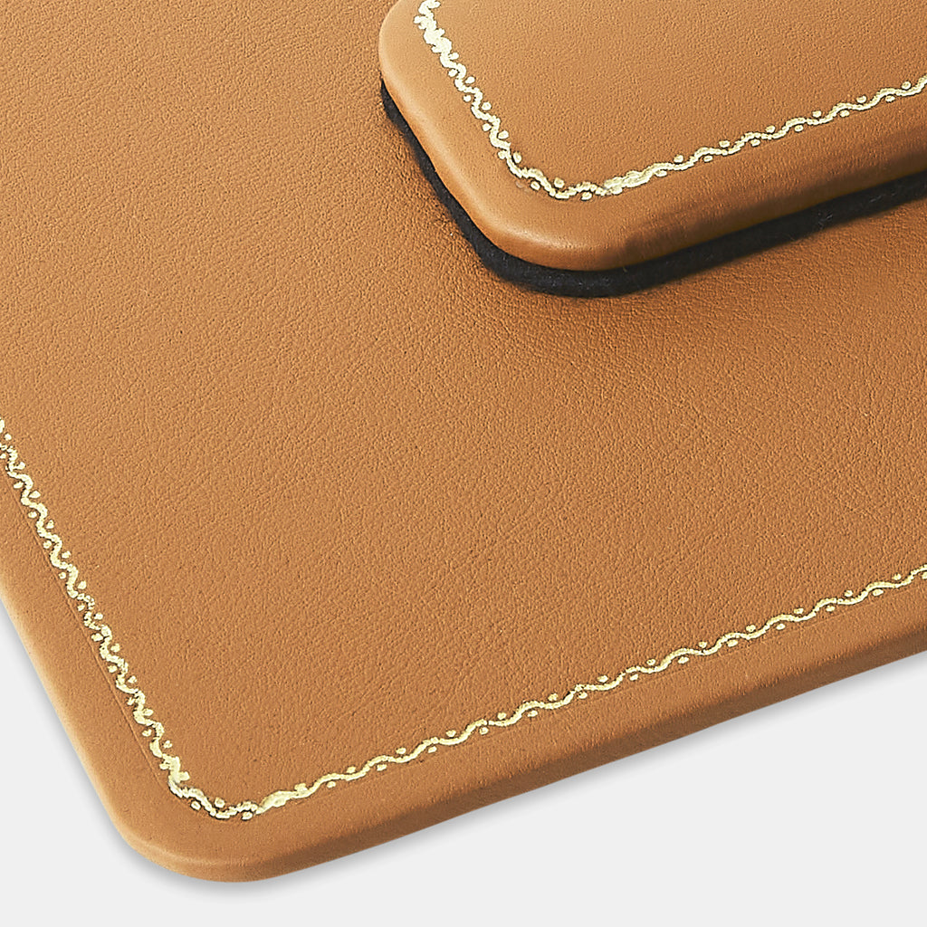 Zoom plan de table en cuir rectangulaire camel Benneton Graveur