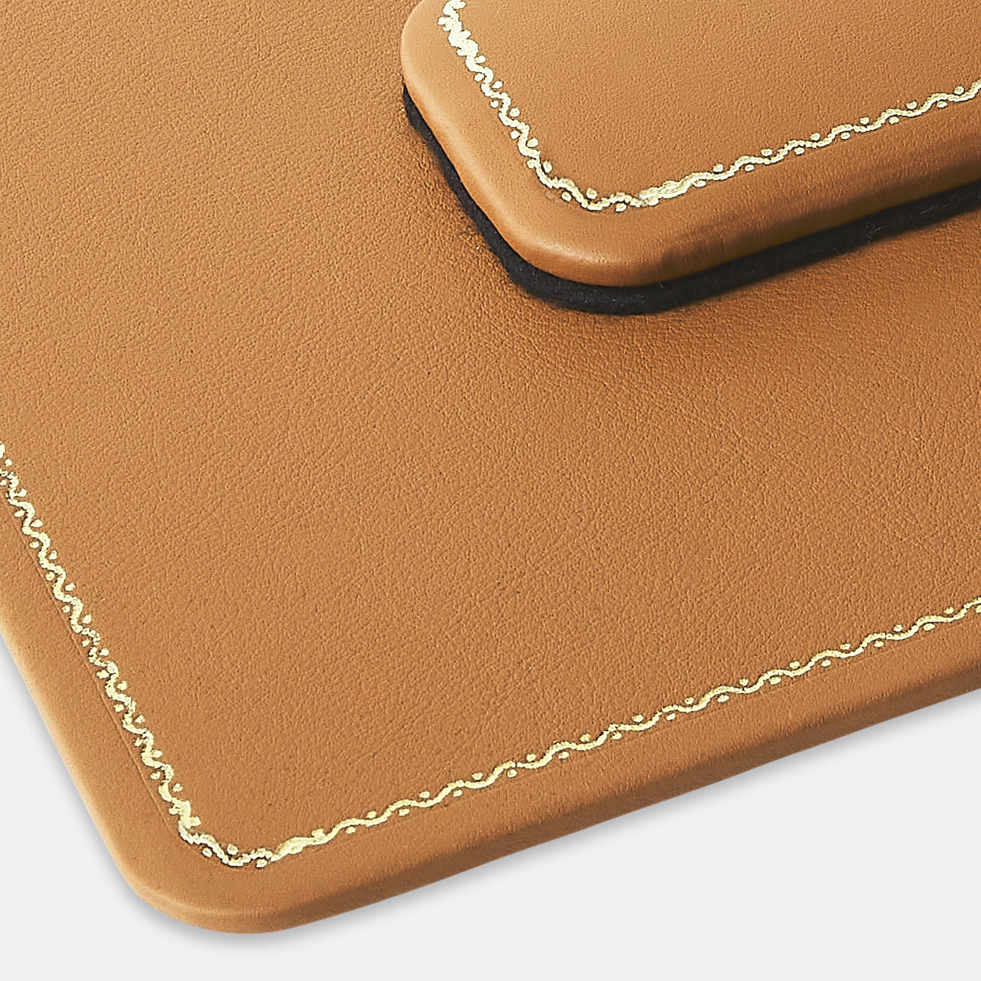 Zoom plan de table en cuir rectangulaire camel Benneton Graveur