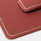 Zoom plan de table en cuir rectangulaire rouge Benneton Graveur