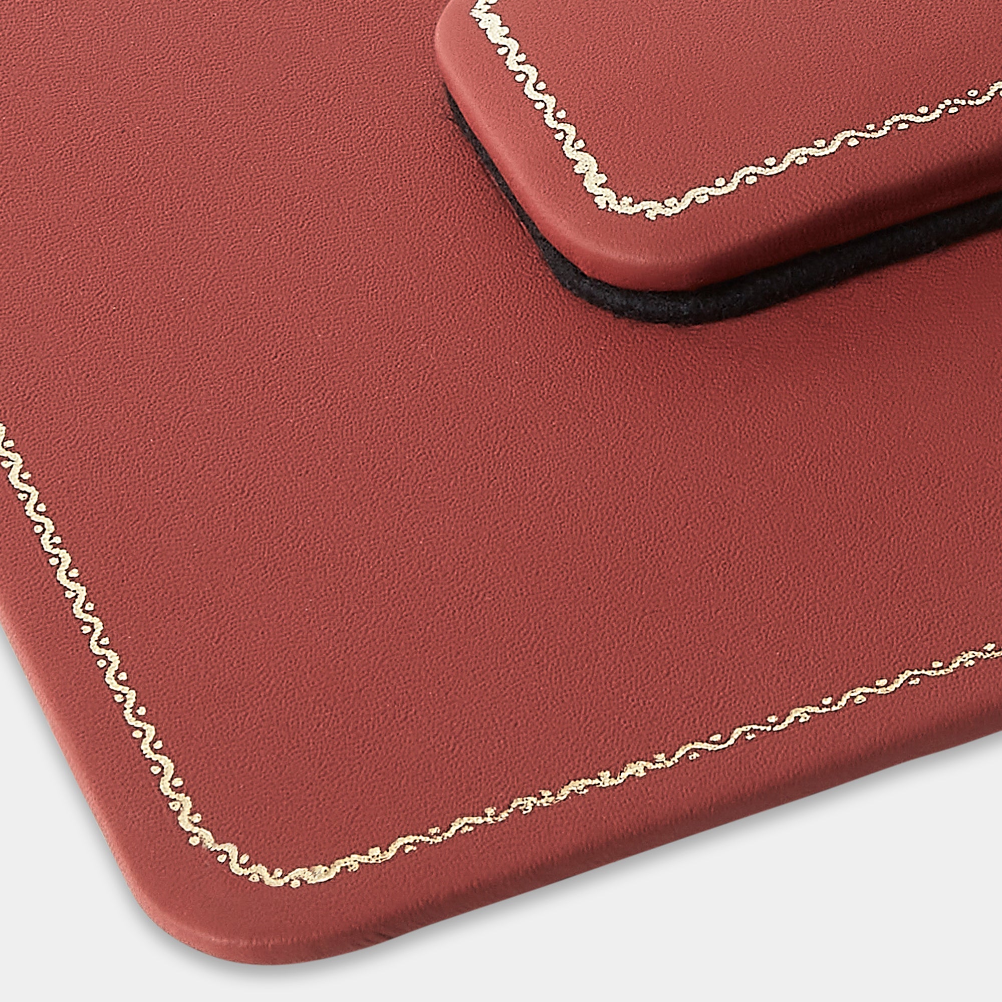 Zoom plan de table en cuir rectangulaire rouge Benneton Graveur