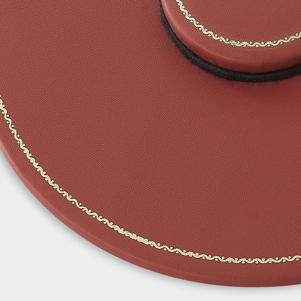 Zoom plan de table en cuir rond rouge Benneton Graveur