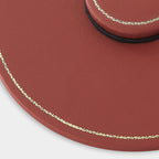Zoom plan de table en cuir rond rouge Benneton Graveur