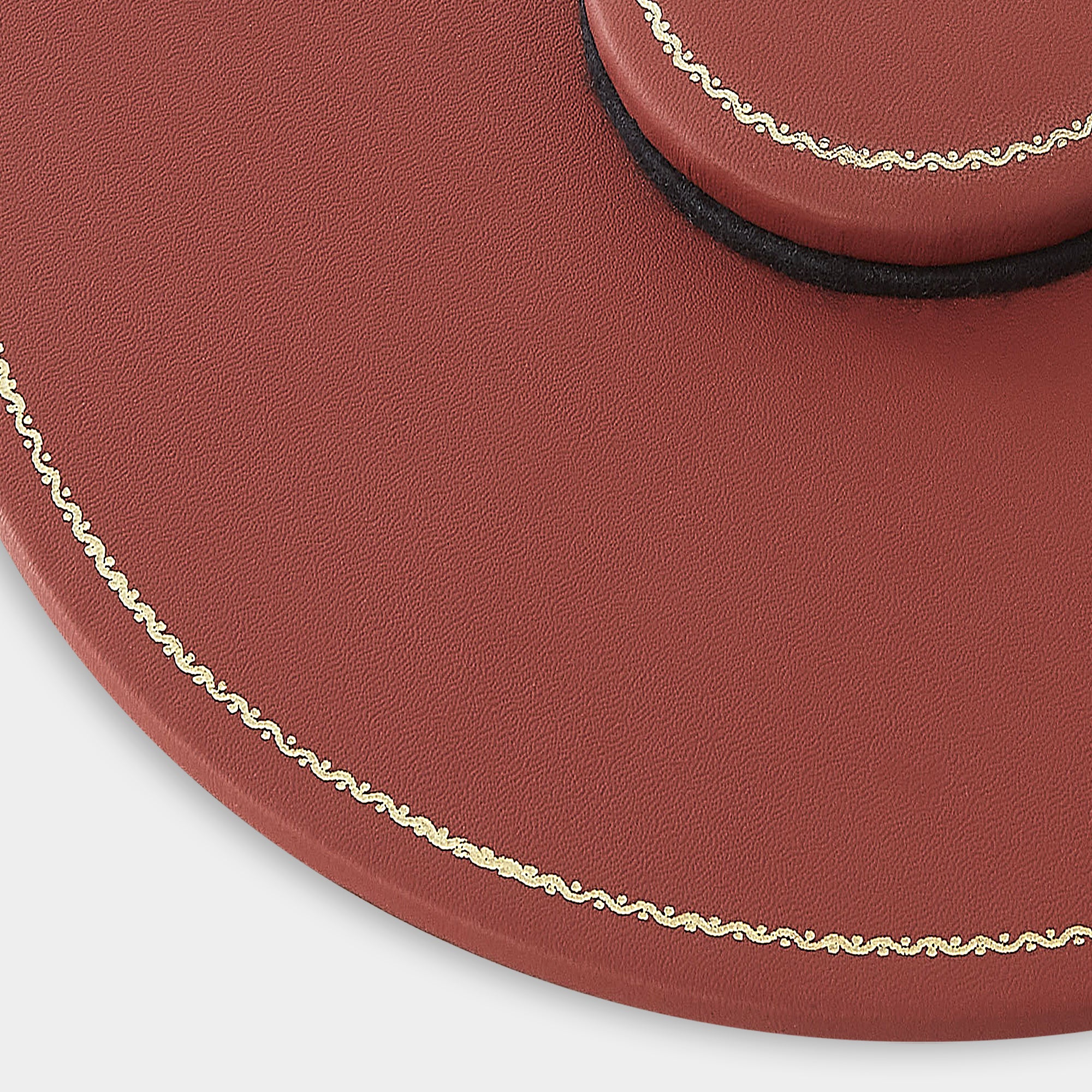 Zoom plan de table en cuir rond rouge Benneton Graveur